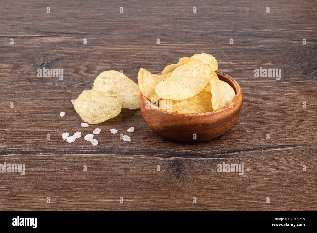 Le patatine fritte con sale grossolano sono ideali per spuntini di birra o birra su un tavolo di legno. Ottimo per festival della birra, pub, pubblicità di ristoranti. Fotografia di f Foto Stock