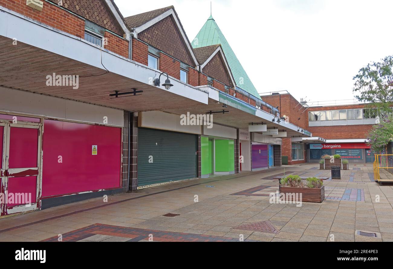 Numerosi negozi chiusi e chiusi presso il centro commerciale Weaver Square, 35-37, Market St, Northwich, Cheshire, INGHILTERRA, REGNO UNITO, CW9 5AY Foto Stock