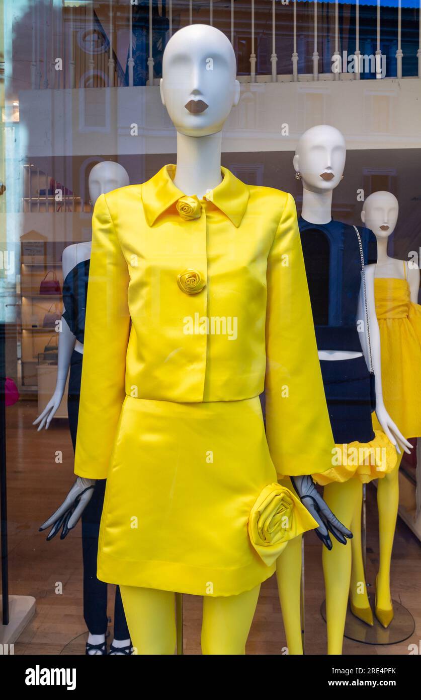 Roma, Lazio, Italia, Una vetrina con un abbigliamento giallo nella zona di Roma della spagna. Foto Stock