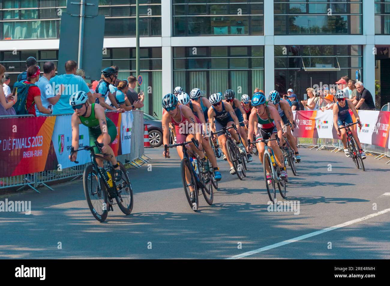 "Die Finals 2023" Triathlon Düsseldorf, Germania - gara ciclistica Foto Stock