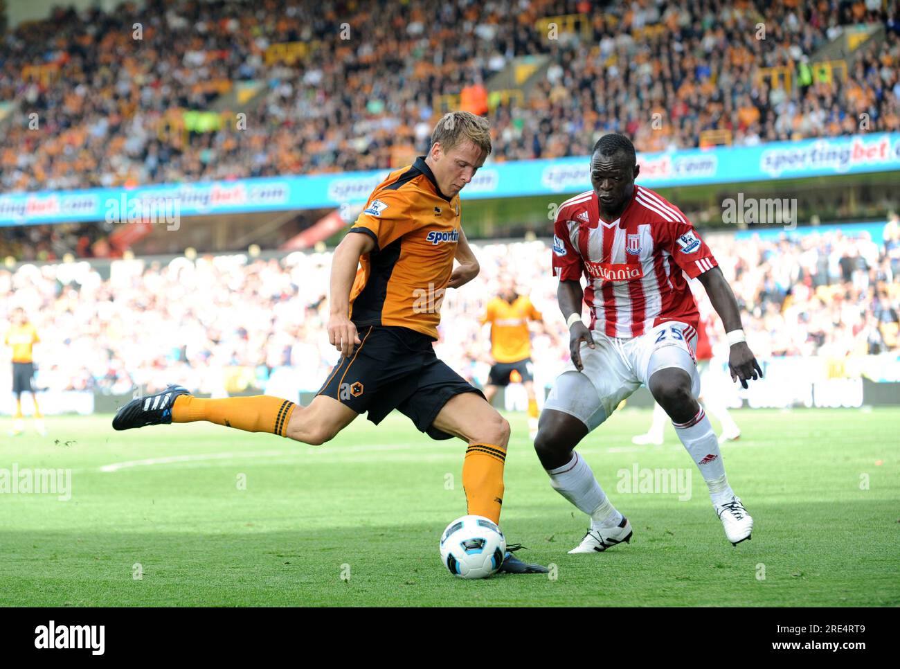 Christophe Berra del Wolverhampton Wanderers e Abdoulaye Diagne-Faye dello Stoke City Barclays Premier League - Wolverhampton Wanderers / Stoke City 14/ Foto Stock