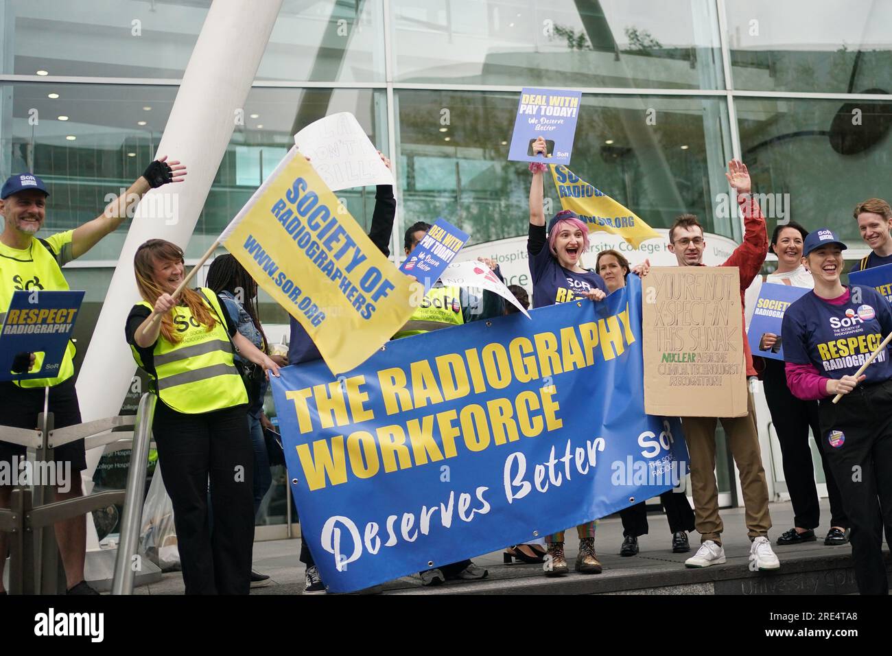 Membri della Society of Radiographers (SOR) sulla linea del picchetto fuori dall'University College Hospital di Londra, durante uno sciopero di 48 ore nella loro disputa sulla paga. Data foto: Martedì 25 luglio 2023. Foto Stock