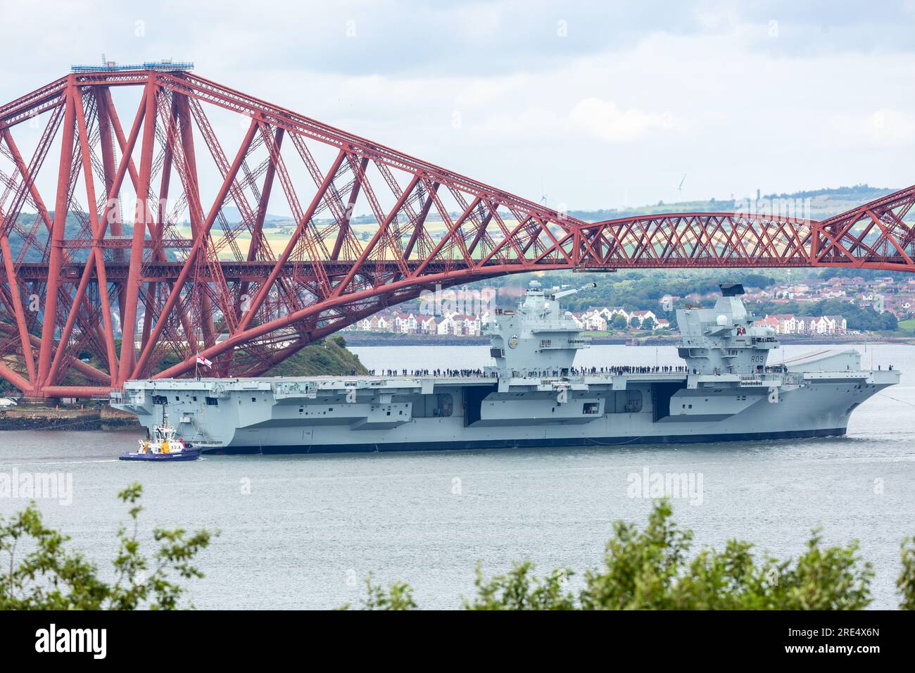 South Queensferry, Scozia. 25 luglio 2023. HMS Prince of Wales che lascia il porto di Rosyth e naviga sotto il Forth Bridge. © Richard Newton / Alamy Live News Foto Stock