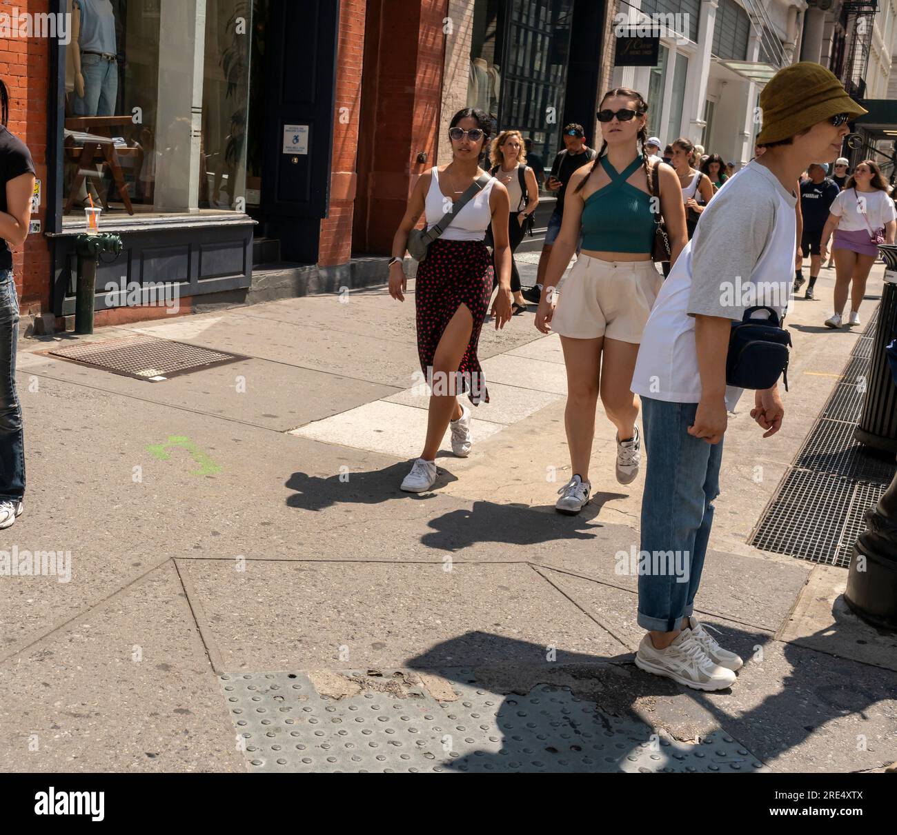 La folla di acquirenti nel quartiere Soho di New York domenica 23 luglio 2023. (© Richard B. Levine) Foto Stock