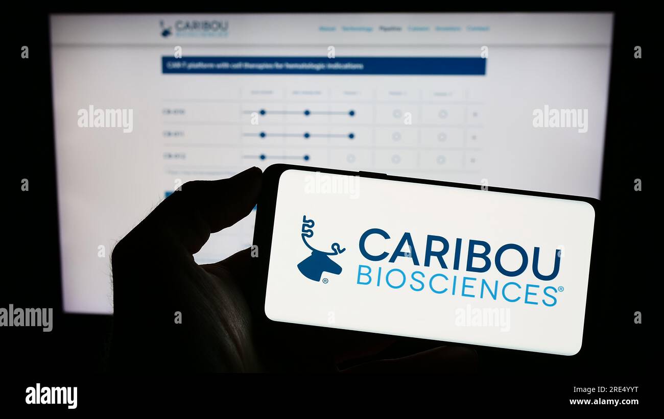 Persona che possiede uno smartphone con il logo della società statunitense Caribou Biosciences Inc. Sullo schermo di fronte al sito Web. Concentrarsi sul display del telefono. Foto Stock