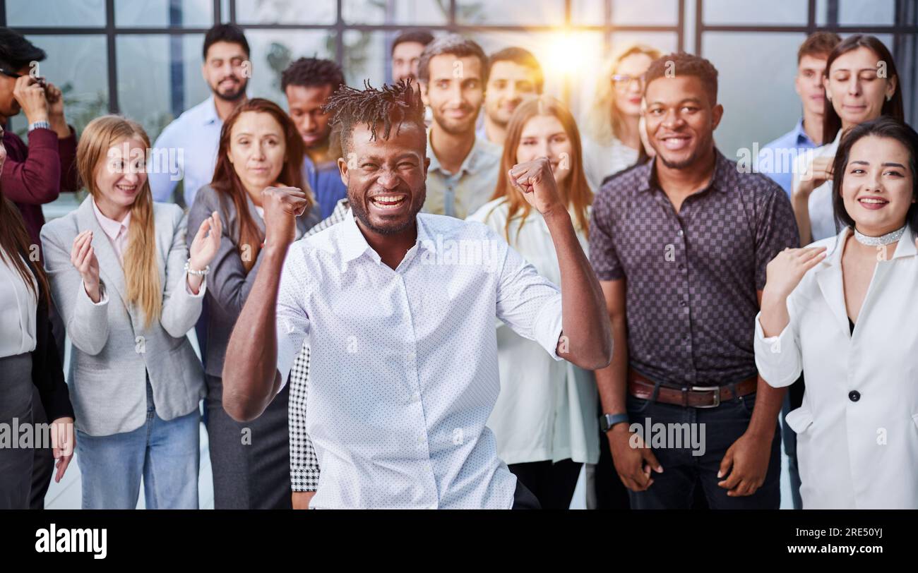 Ritratto di multiculturale Ufficio personale in piedi nella lobby Foto Stock
