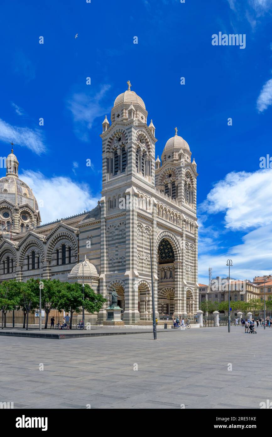 Cattedrale di Marsiglia recentemente ristrutturata - Cathédrale la Major. Costruito in stile revival romano-bizantino con strisce distintive di pietra di colori diversi Foto Stock