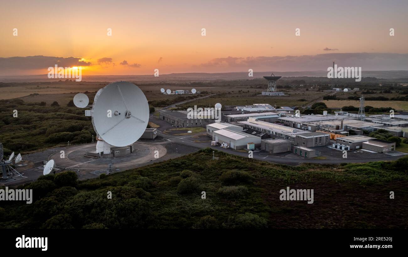 STAZIONE TERRESTRE SATELLITARE GOONHILLY, CORNOVAGLIA, REGNO UNITO - 2 LUGLIO 2023. Vista aerea di una parabola satellitare presso la stazione satellitare terrestre Goonhilly in Cornovaglia Foto Stock