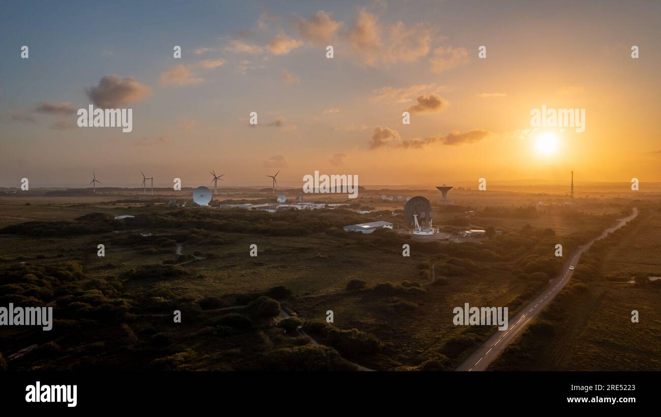 STAZIONE TERRESTRE SATELLITARE GOONHILLY, CORNOVAGLIA, REGNO UNITO - 2 LUGLIO 2023. Vista aerea di una parabola satellitare presso la stazione satellitare terrestre Goonhilly in Cornovaglia Foto Stock