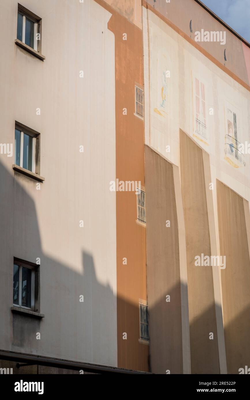 Dettaglio architettonico con murales stilizzati, Avenue Matignon, 8° arrondissement, Parigi, Francia Foto Stock