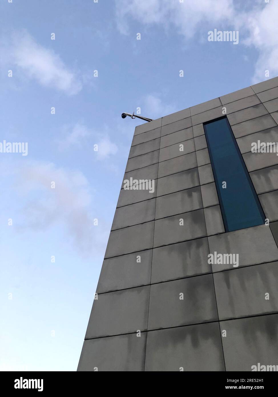 Telecamera di sicurezza nella parte superiore di un edificio. Fotocamera del grande fratello, CCTV Foto Stock