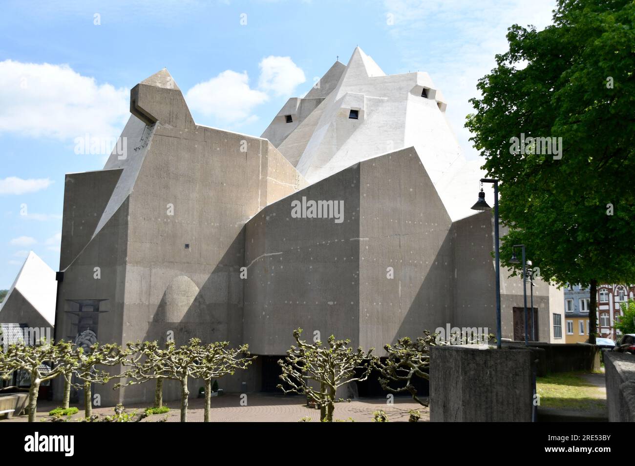 Eingangsbereich des Mariendom a Velbert Neviges. Moderne Architektur. Foto Stock