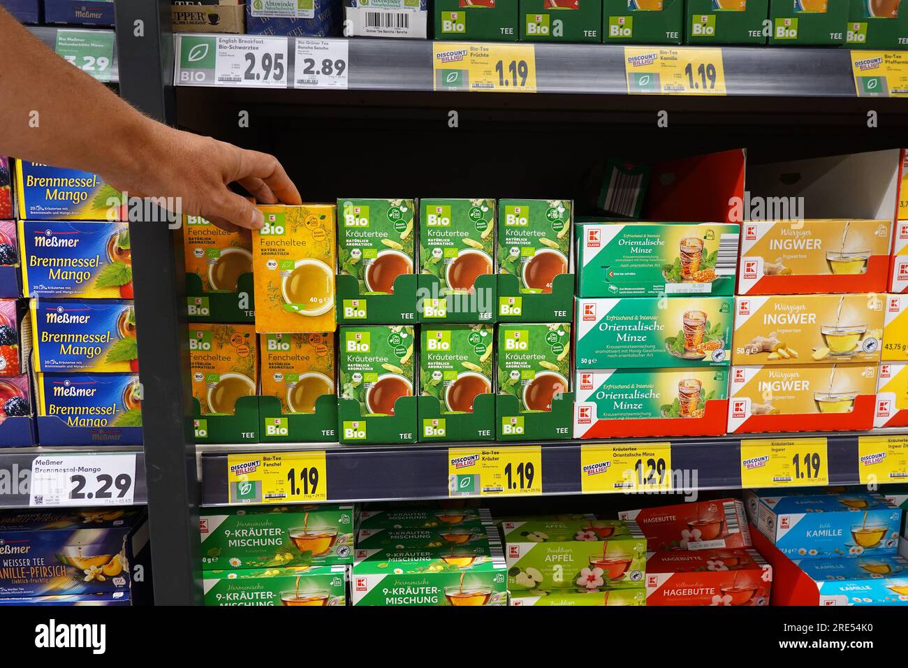 Bustine di tè con etichetta biologica in un negozio Foto Stock