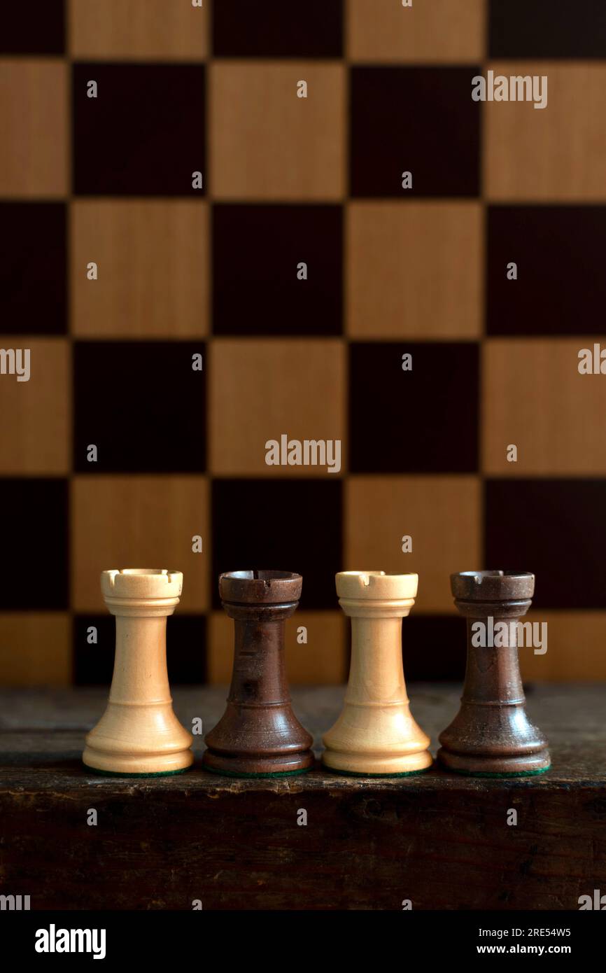 Torri, pezzi da scacchi e scacchiera Foto Stock