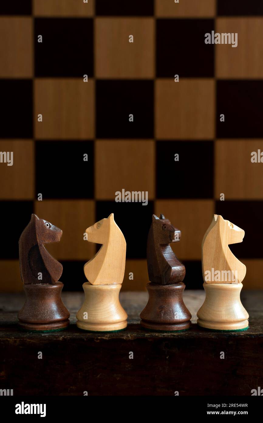 Cavalli, pezzi da scacchi e scacchiera Foto Stock