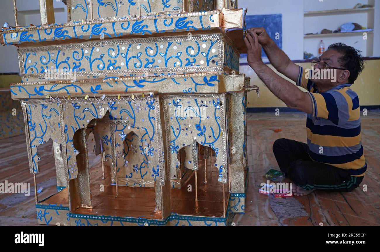 Beawar, Rajasthan, India, 24 luglio 2023: Il membro della comunità musulmana dà il tocco finale a un Tazia tradizionale davanti alla processione Muharram a Beawar. Muharram è il primo mese del calendario islamico. È uno dei quattro mesi sacri dell'anno. Poiché il calendario islamico è un calendario lunare, Muharram si sposta di anno in anno rispetto al calendario gregoriano. Credito: Sumit Saraswat/Alamy Live News Foto Stock