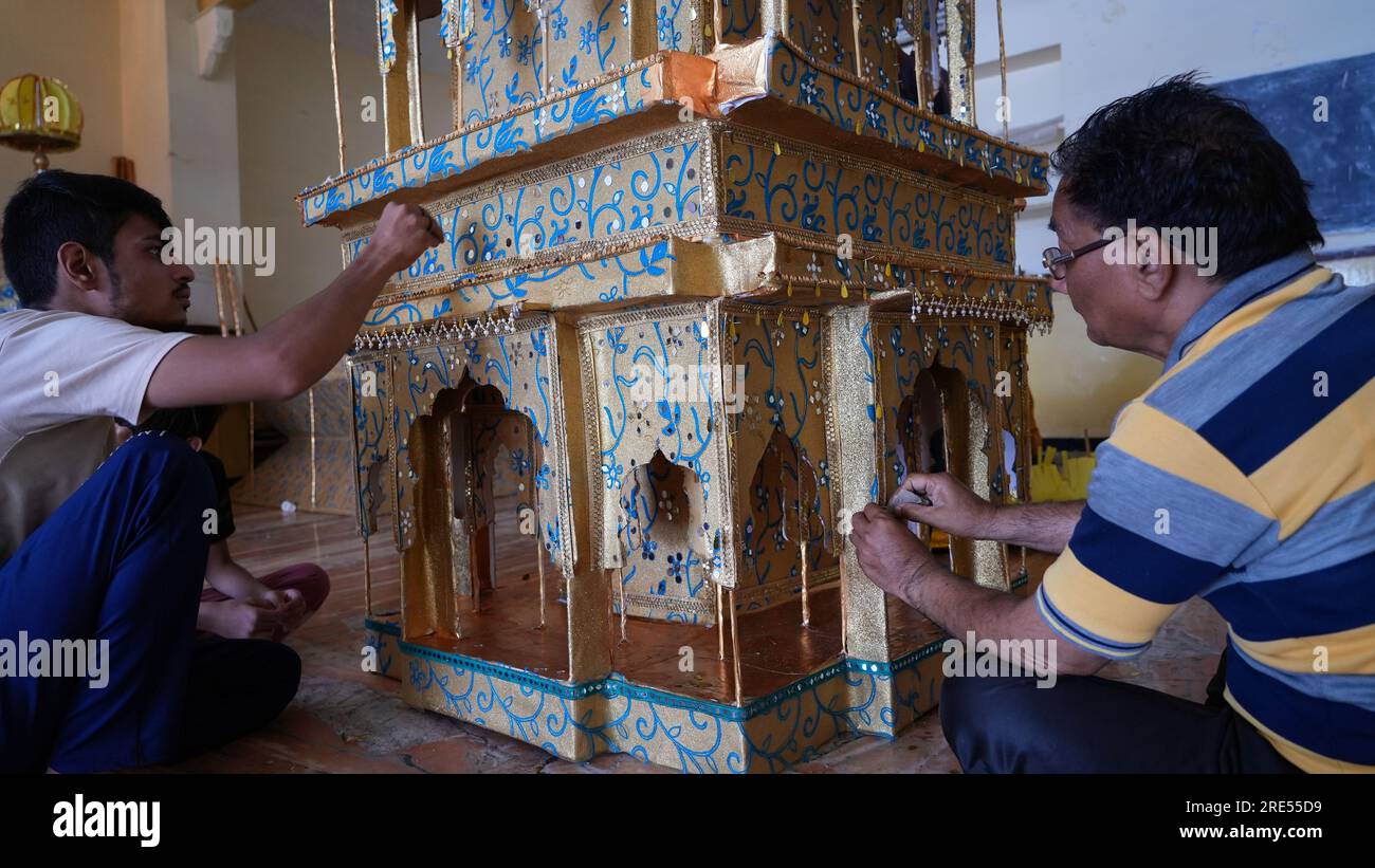 Beawar, Rajasthan, India, 24 luglio 2023: I membri della comunità musulmana danno il tocco finale a un Tazia tradizionale davanti alla processione Muharram a Beawar. Muharram è il primo mese del calendario islamico. È uno dei quattro mesi sacri dell'anno. Poiché il calendario islamico è un calendario lunare, Muharram si sposta di anno in anno rispetto al calendario gregoriano. Credito: Sumit Saraswat/Alamy Live News Foto Stock