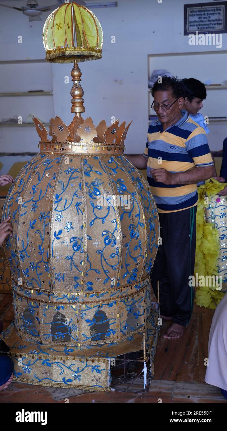Beawar, Rajasthan, India, 24 luglio 2023: I membri della comunità musulmana danno il tocco finale a un Tazia tradizionale davanti alla processione Muharram a Beawar. Muharram è il primo mese del calendario islamico. È uno dei quattro mesi sacri dell'anno. Poiché il calendario islamico è un calendario lunare, Muharram si sposta di anno in anno rispetto al calendario gregoriano. Credito: Sumit Saraswat/Alamy Live News Foto Stock