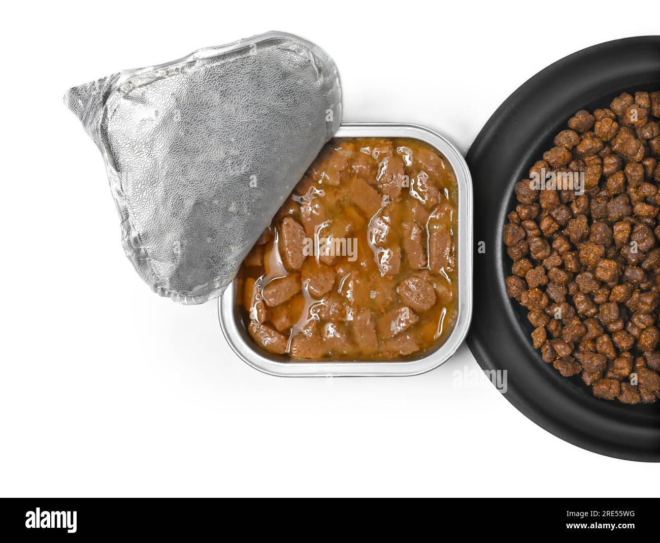 Gatto il cibo umido accanto a una ciotola con cibo secco, visto direttamente dall'alto. Isolato su sfondo bianco. Foto Stock