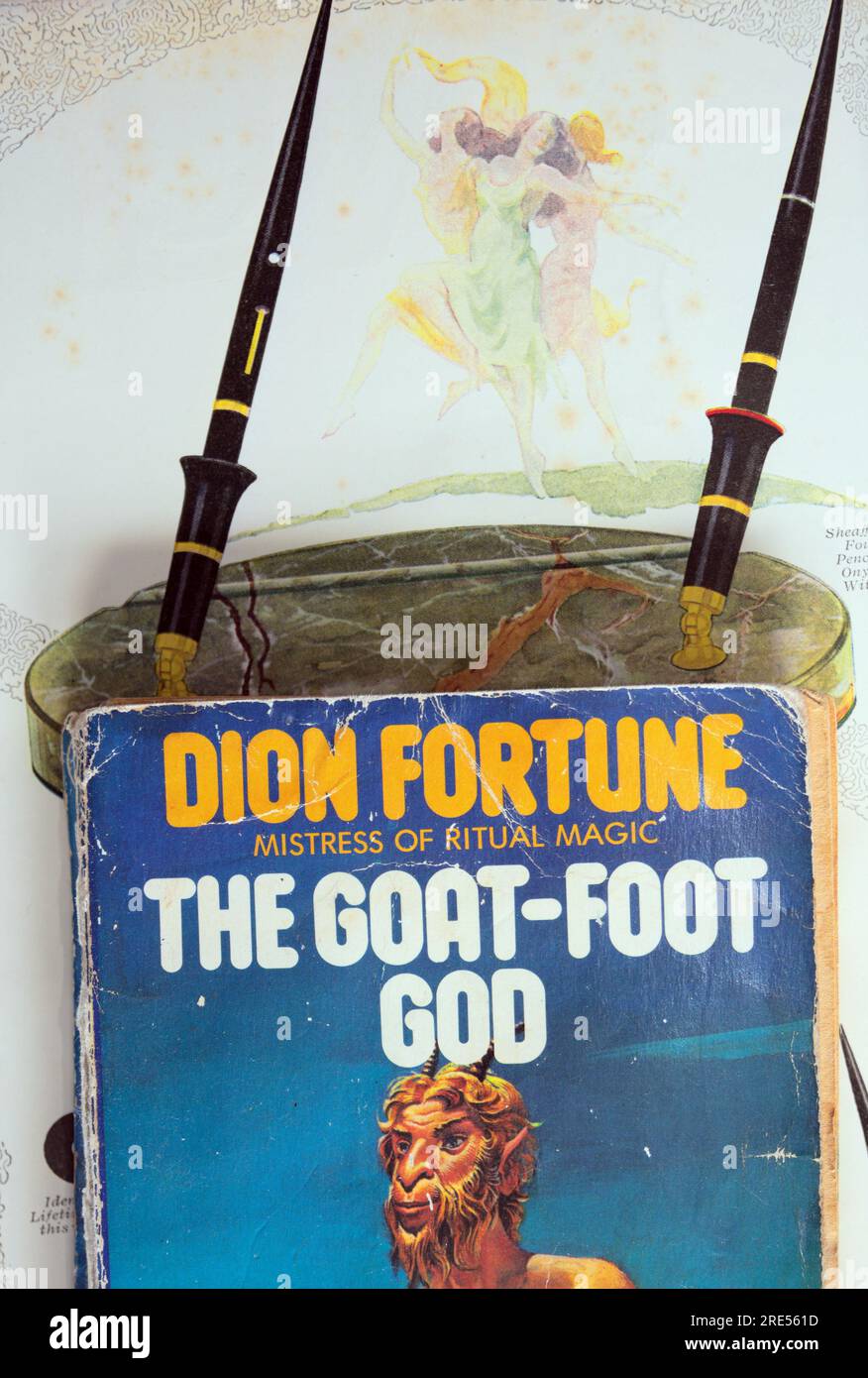 Un vecchio libro tascabile: The Goat Foot god di Dion Fortune su una rivista del 1929 pubblicitaria per penne in un libro antico Foto Stock