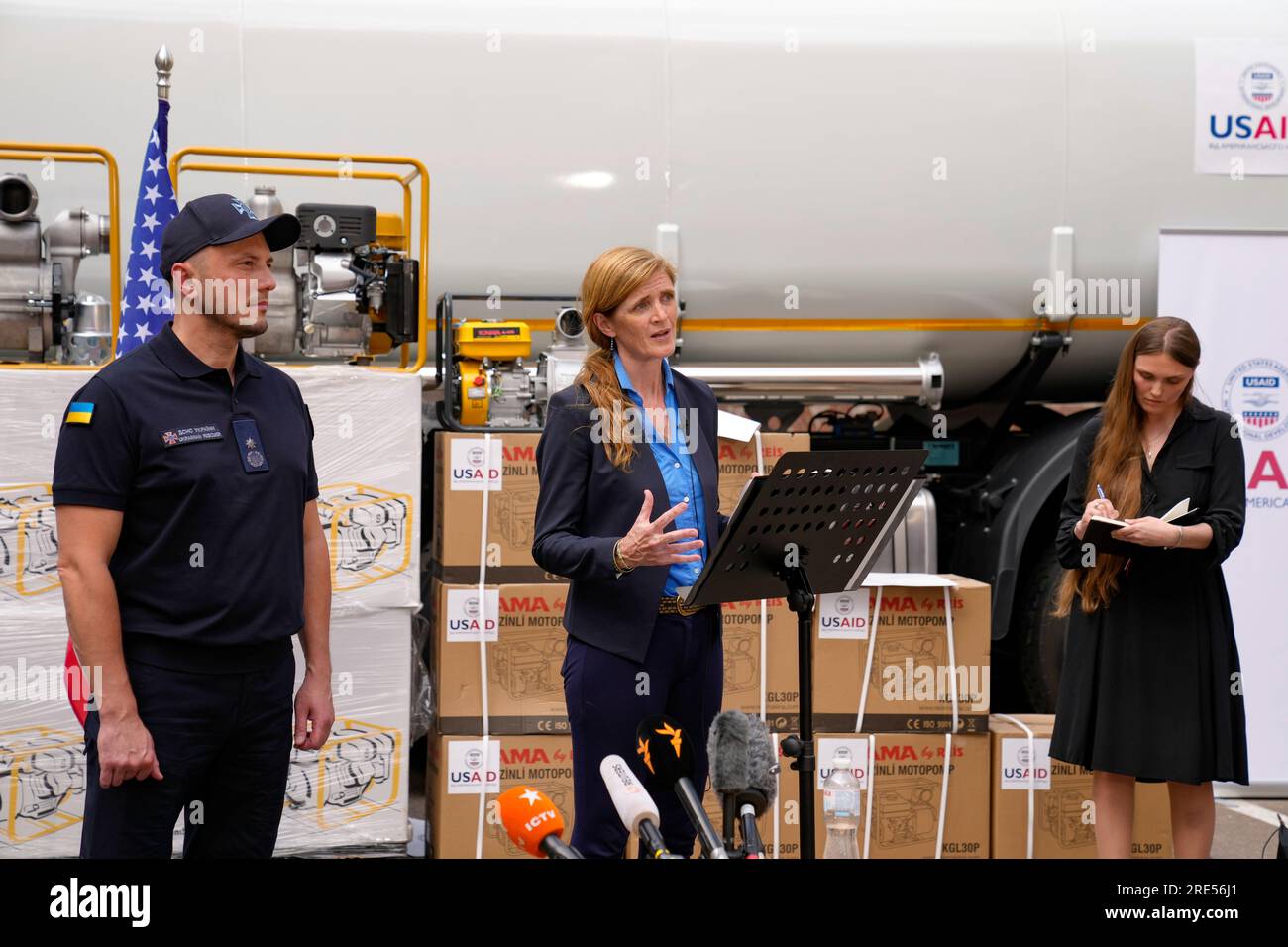 Kiev, Ucraina. 17 luglio 2022. USA AID Administrator Samantha Power, centro, consegna osservazioni dopo aver consegnato $ 2,3 milioni di dollari in attrezzature al capo del servizio di emergenza statale Serhiy Kruk, sinistra, 17 luglio 2023 a Kiev, Ucraina. L'attrezzatura contribuirà a fornire acqua potabile pulita e sicura alle comunità colpite dalla distruzione della diga di Kakhovka. Credito: Ambasciata DEGLI STATI UNITI Kiev/Dipartimento di Stato/Alamy Live News Foto Stock