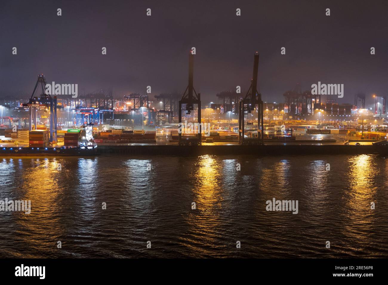 Vista del porto di Amburgo di notte. Foto Stock