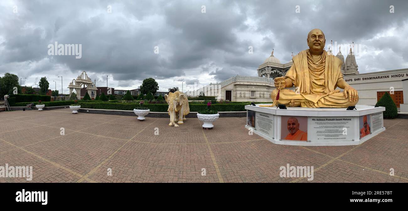 BAPS Shri Swaminarayan Mandir Temple, Londra, Regno Unito 19.07.23. È il più grande tempio indù d'Europa, e c'è una gigantesca statua dorata di Buddha Foto Stock