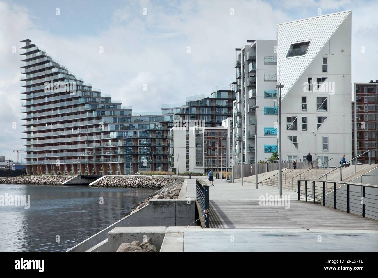 Lo sviluppo residenziale di Aarhus (L) e le case di Iceberg (R), Aarhus docklands, Danimarca. Foto Stock