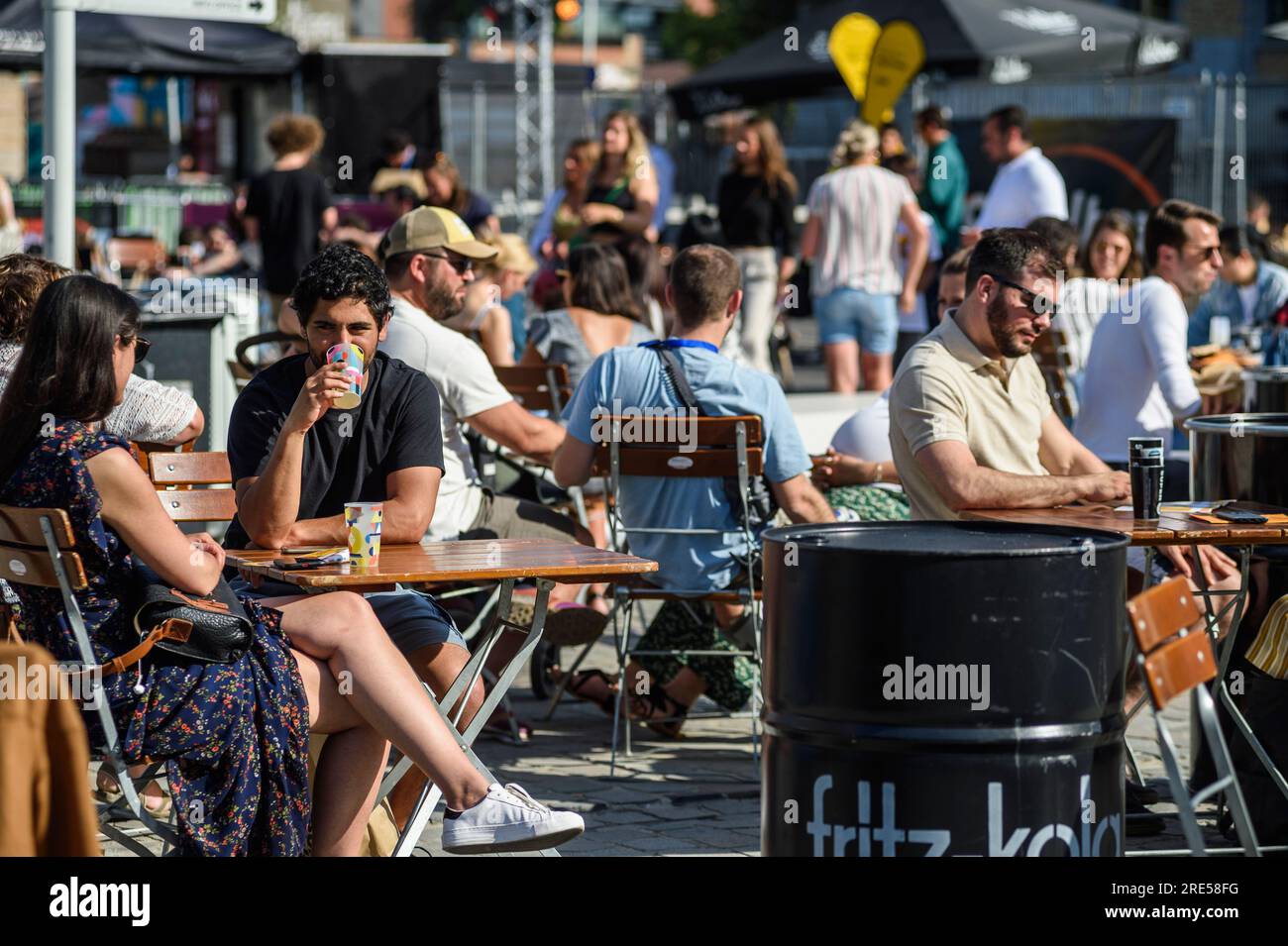 Terrazza soleggiata e bevande sul tavolo | Terrasse ensoleillee et boissons diverses Foto Stock