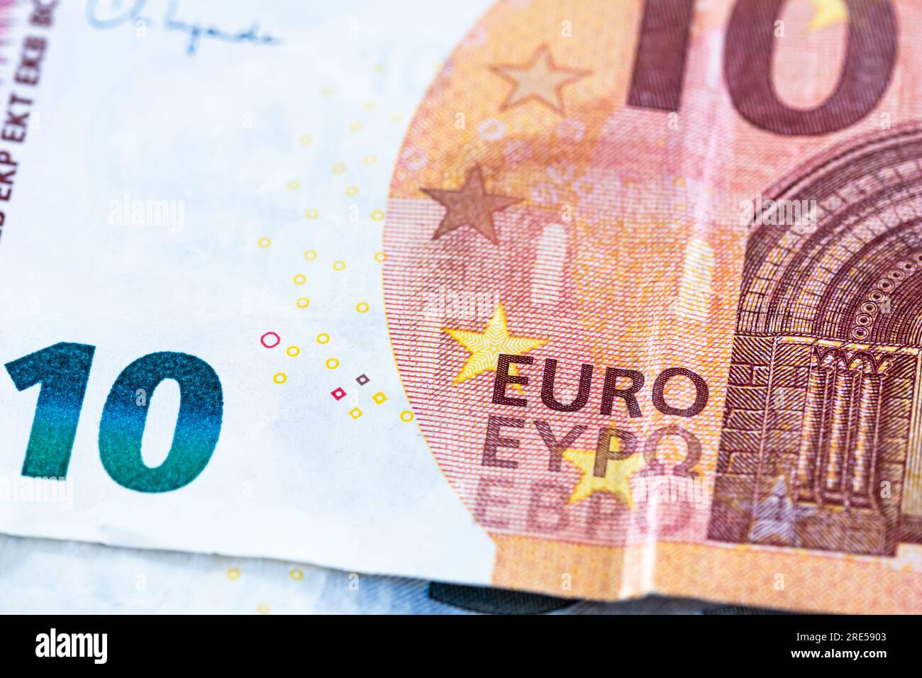 Contante in euro, banconote da 10 e 5 euro come sfondo per temi quali economia, finanza, risparmio e investimenti. Foto Stock