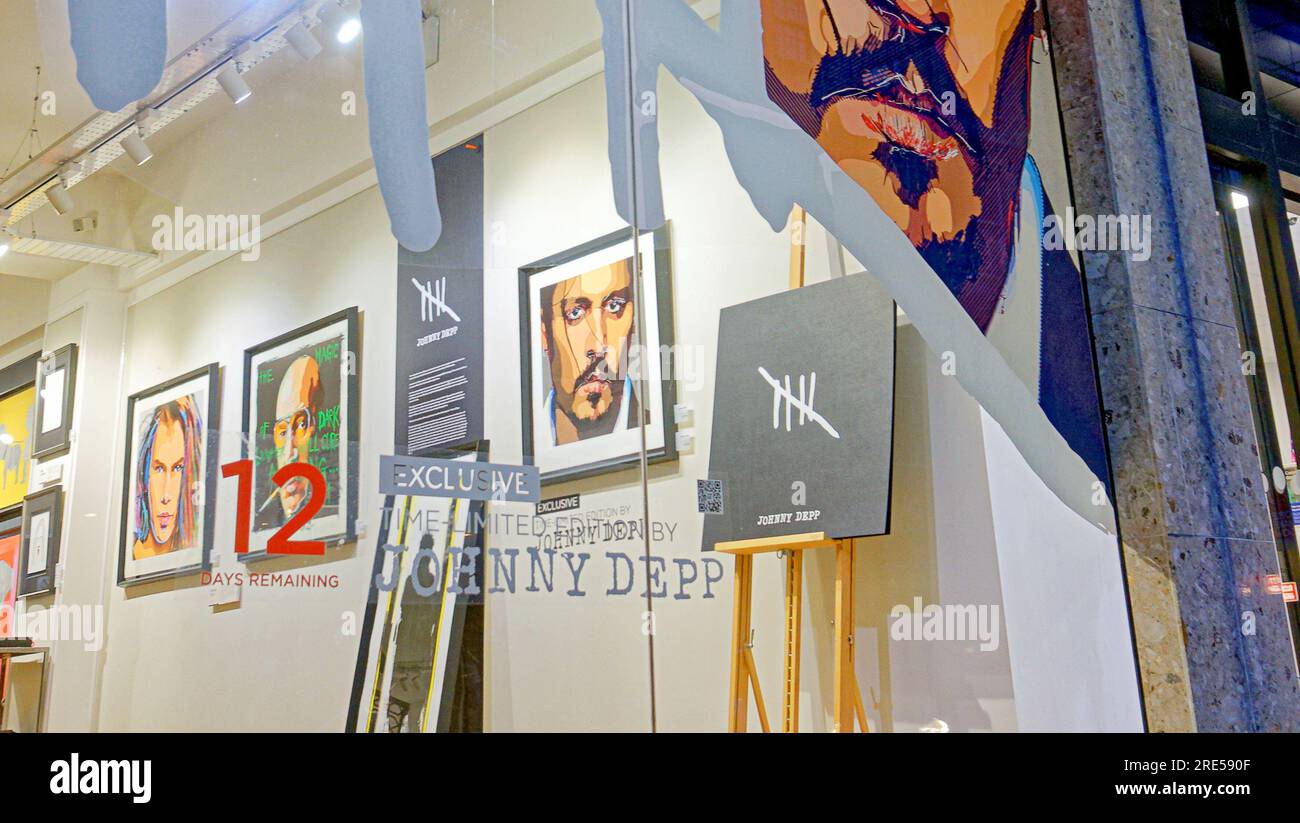 johnny depp, galleria d'arte in vendita, collezione di vetrine chiamata 5 five queen street glasgow castle fine art store Foto Stock