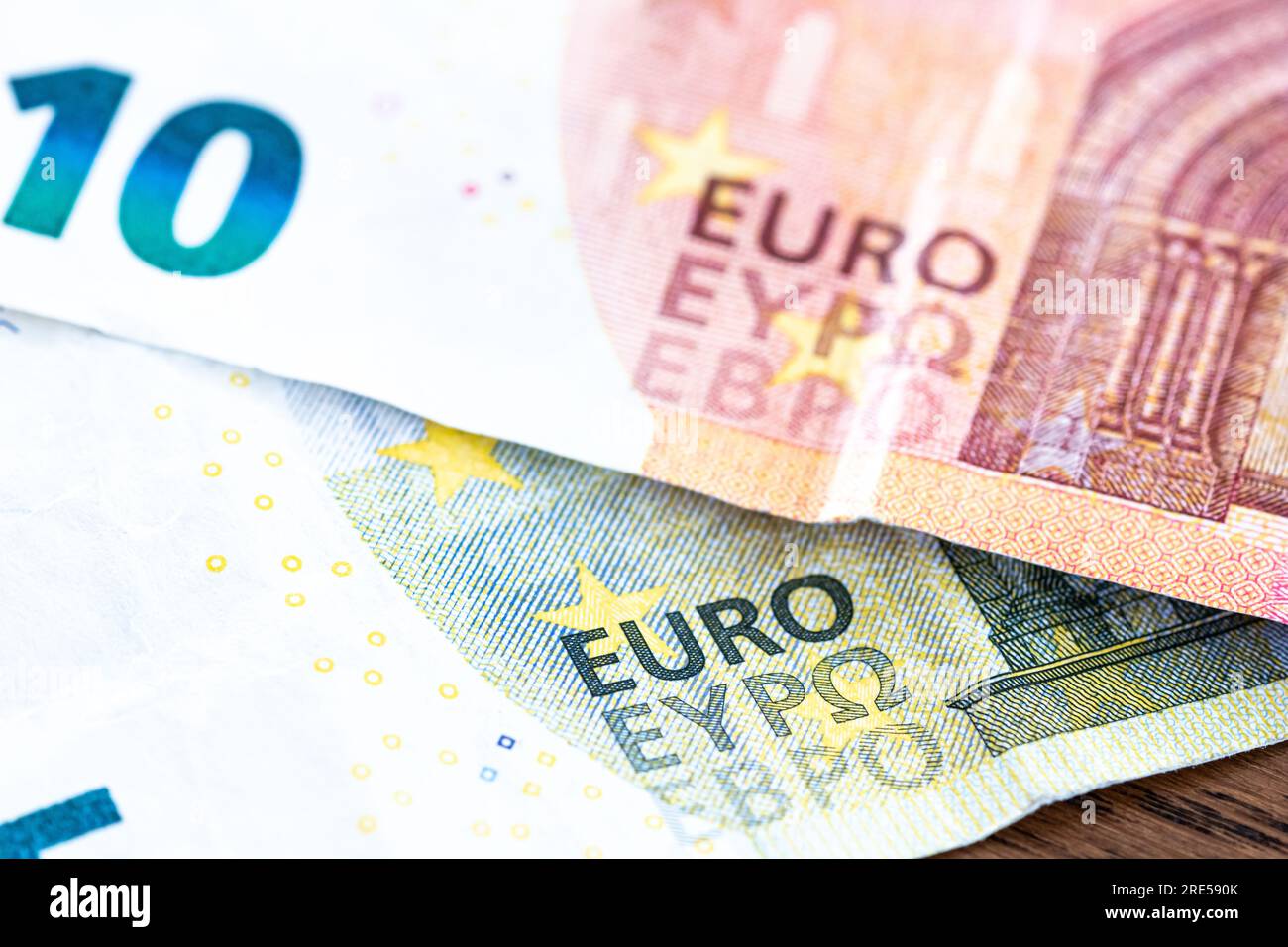 Contante in euro, banconote da 10 e 5 euro come sfondo per temi quali economia, finanza, risparmio e investimenti. Foto Stock