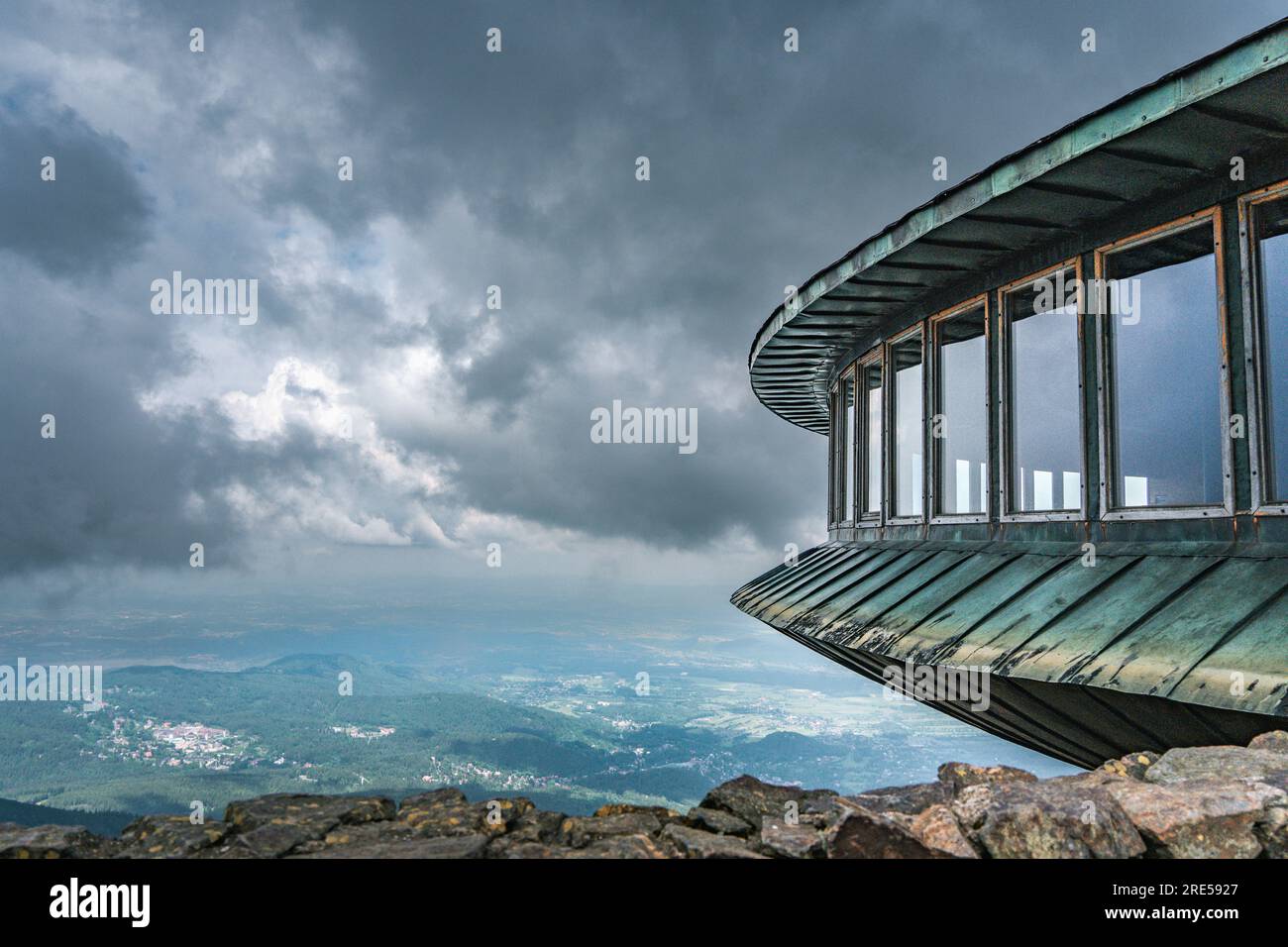 Karpacz, Polonia - 06.26.2023 - Osservatorio meteorologico di alta montagna di Tadeusz Hołdys su Śnieżka Foto Stock