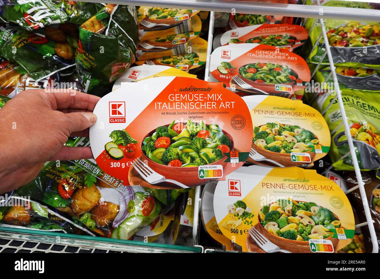 Alimenti per microonde in un negozio di alimentari Foto Stock