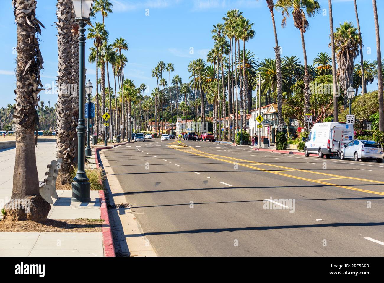 Vista di West Cabrillo Boulevard fiancheggiato da palme a Santa Barbara in una soleggiata mattinata autunnale Foto Stock