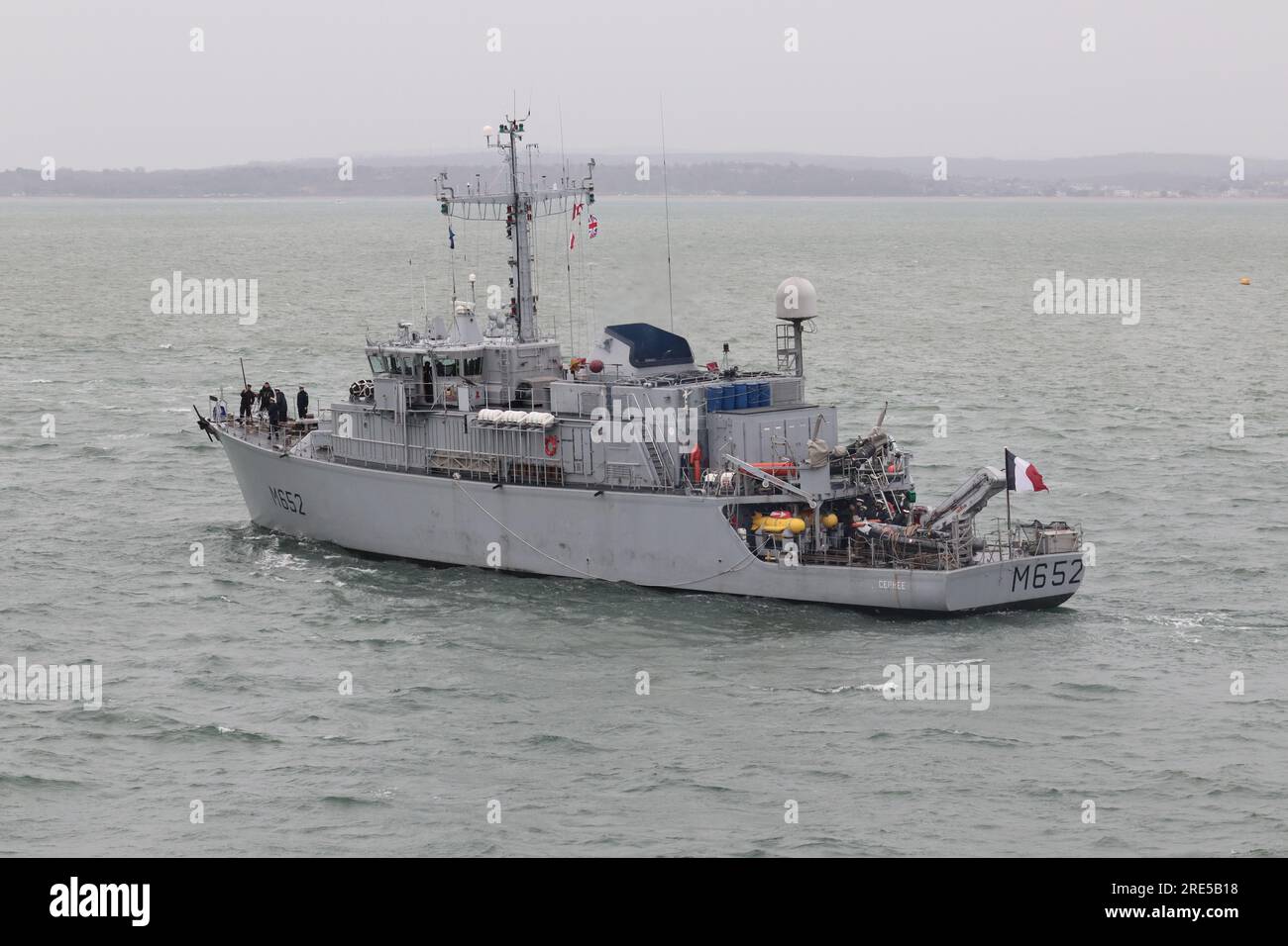 Il cacciatore di mine della marina francese FS CEPHEE (M652) si dirige verso il Solent per riprendere i compiti con la NATO Foto Stock