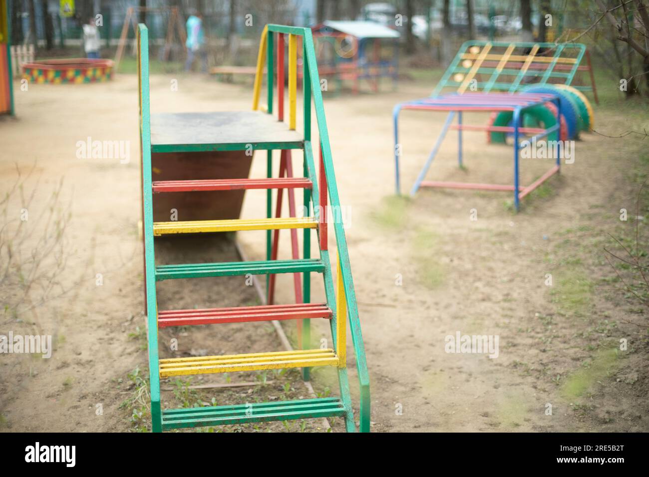 Scivolare sul parco giochi. Area giochi per bambini. Area giochi nel cortile. Diapositiva. Foto Stock