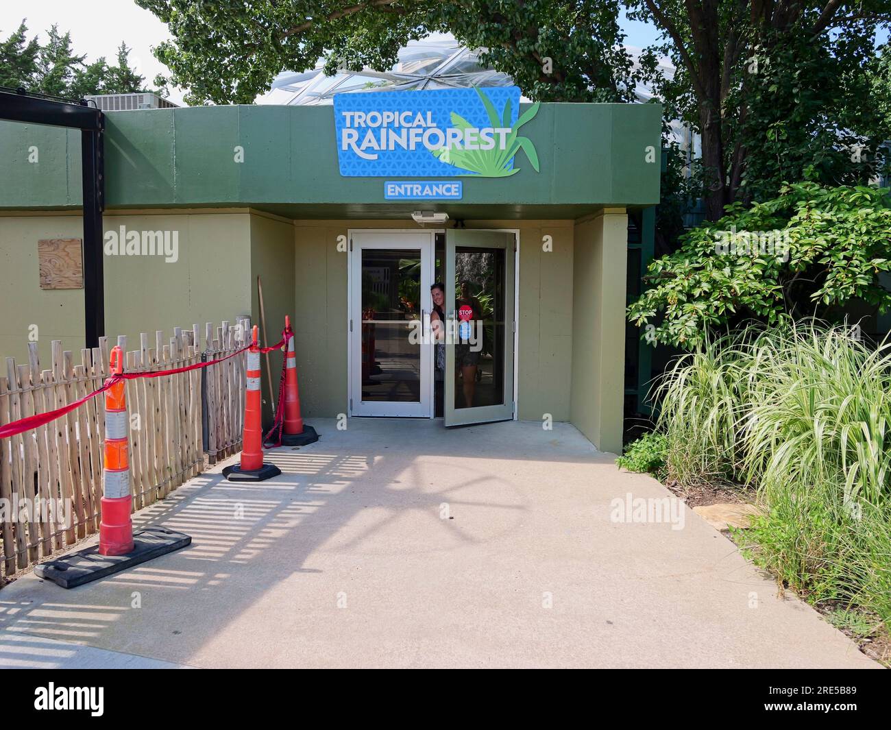 Topeka, Kansas - 22 luglio 2023: Edificio tropicale presso lo zoo di Topeka Foto Stock