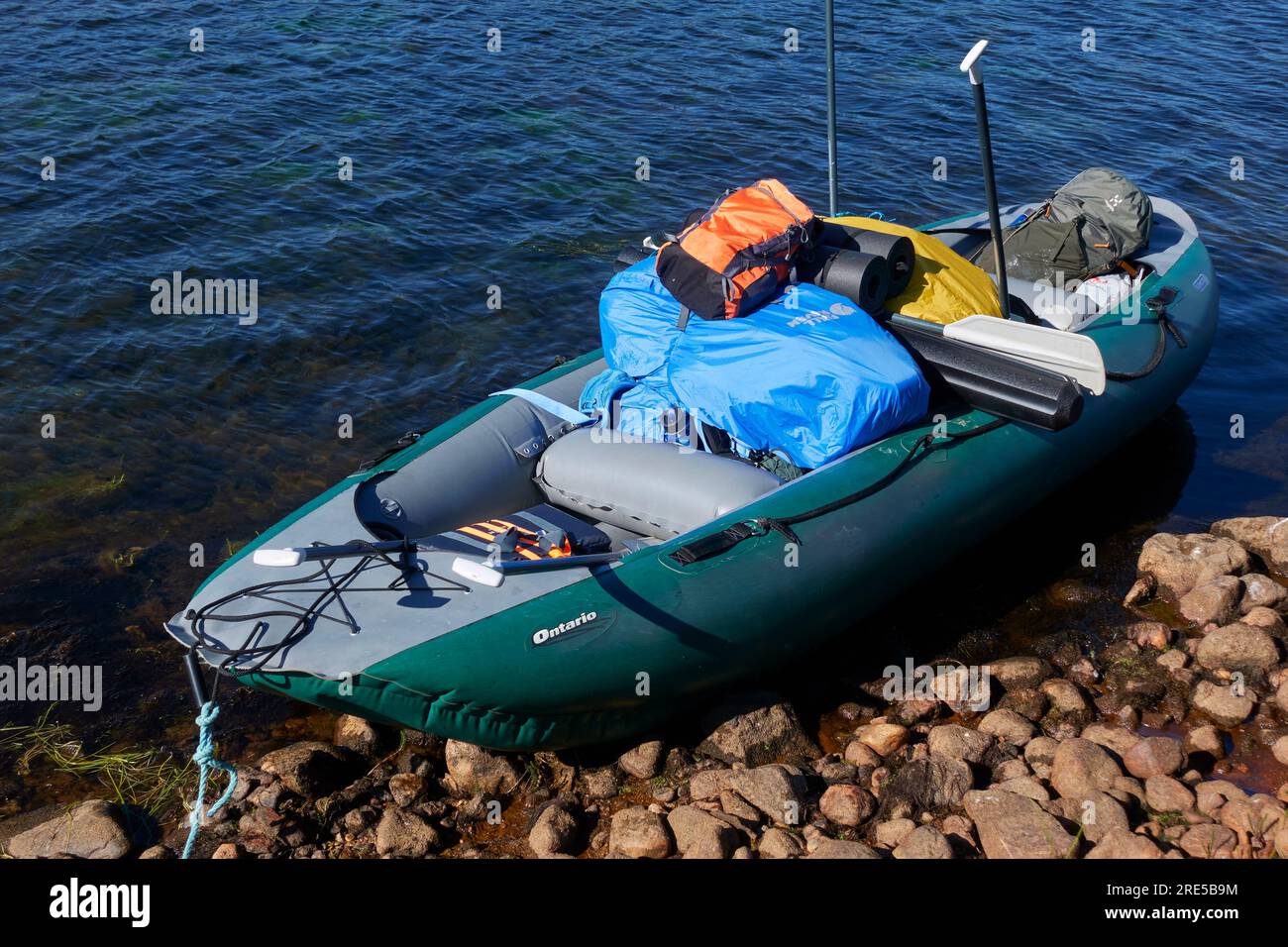 Kiiruna, Svezia - 19 luglio 2022: Zattera gonfiabile, attrezzatura completa e pagaie lungo il fiume Lainio nella Lapponia svedese. Foto Stock