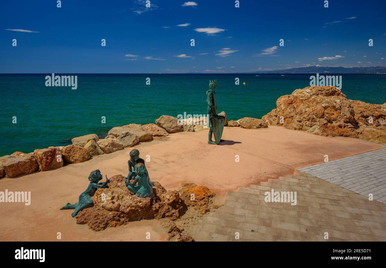 Sculture di Giacomo i d'Aragona e tre bambini che giocano nel vecchio porto naturale di Salou, dove il re salpò per conquistare Maiorca (Salou, Spagna) Foto Stock