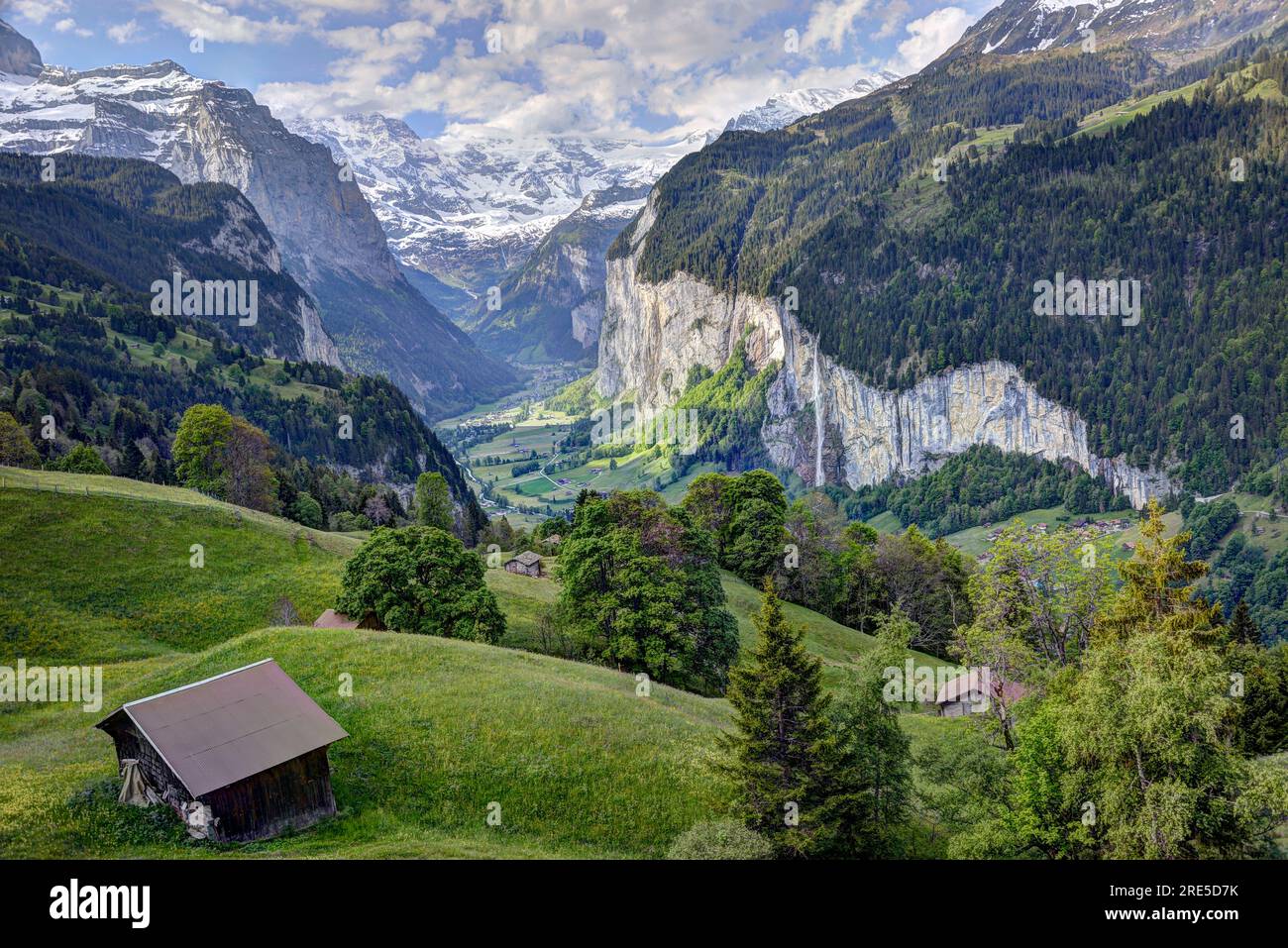 Valle di Lauterbrunnen nella regione della Jungfrau, in Svizzera, presa dal vicino villaggio di Wengen e caratterizzata dal villaggio di Lauterbrunnen e dalla cascata di Staubbach Foto Stock