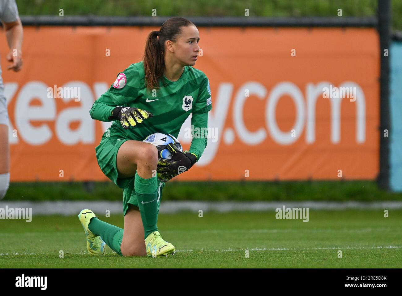 La portiere francese Ines Marques (1) è stata raffigurata durante una partita di calcio femminile tra le nazionali di Francia e Islanda al torneo di finale EURO femminile Under-19 della UEFA Women's Under-19 nella terza giornata del gruppo B di martedì 24 luglio 2023 a Tubize , Belgio . FOTO SPORTPIX | David Catry Foto Stock