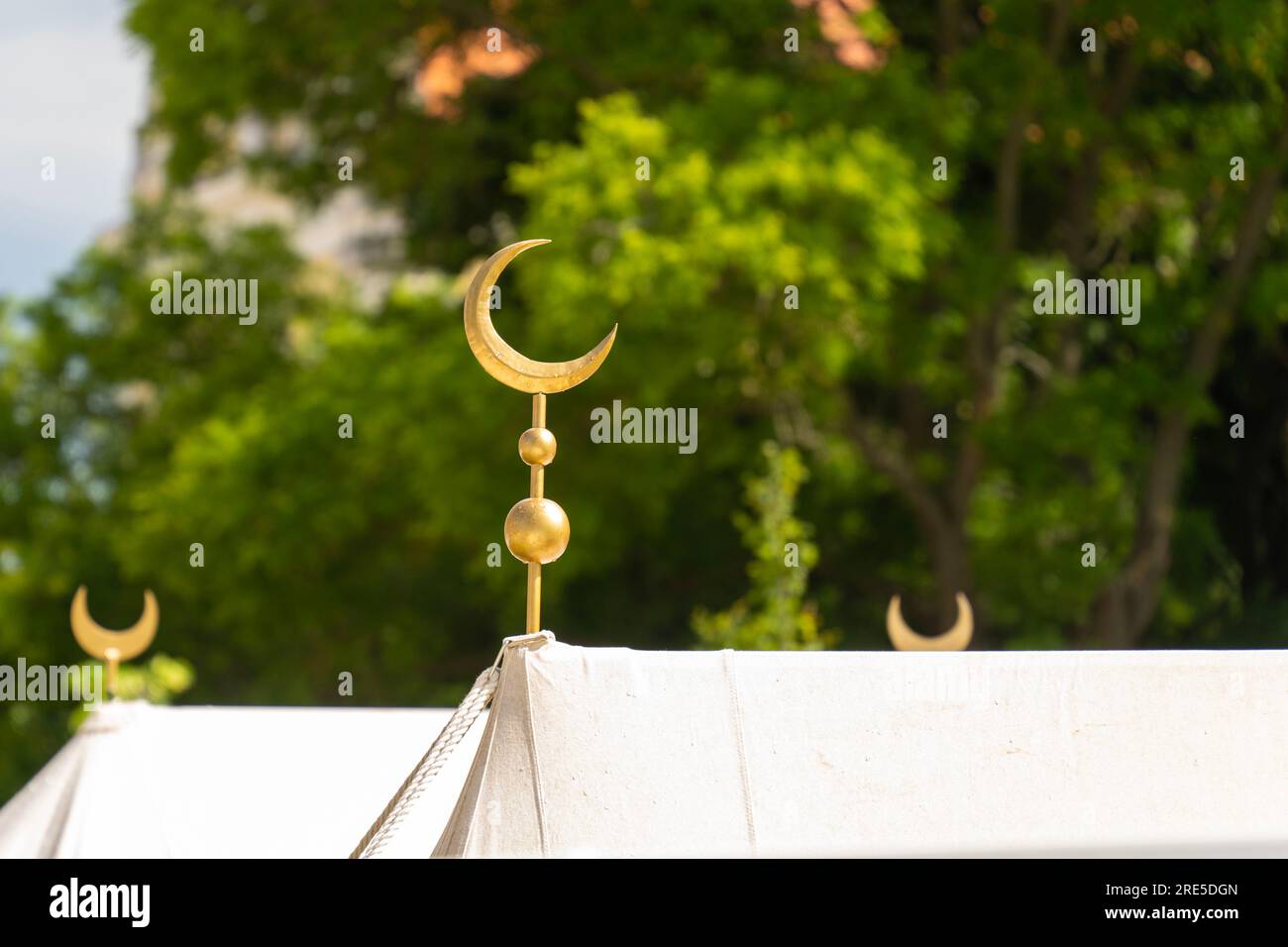 Simbolo turco a mezzaluna su una tenda bianca all'aperto Foto Stock