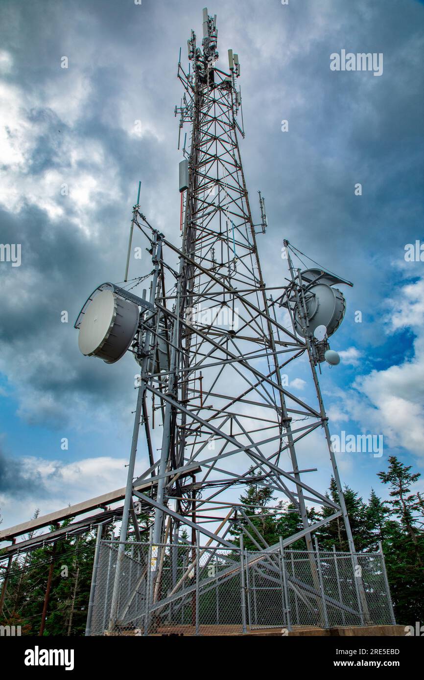 Una torre per microonde e comunicazioni - in cima al Monte Ascutney, Vermont, U.S.A. Foto Stock
