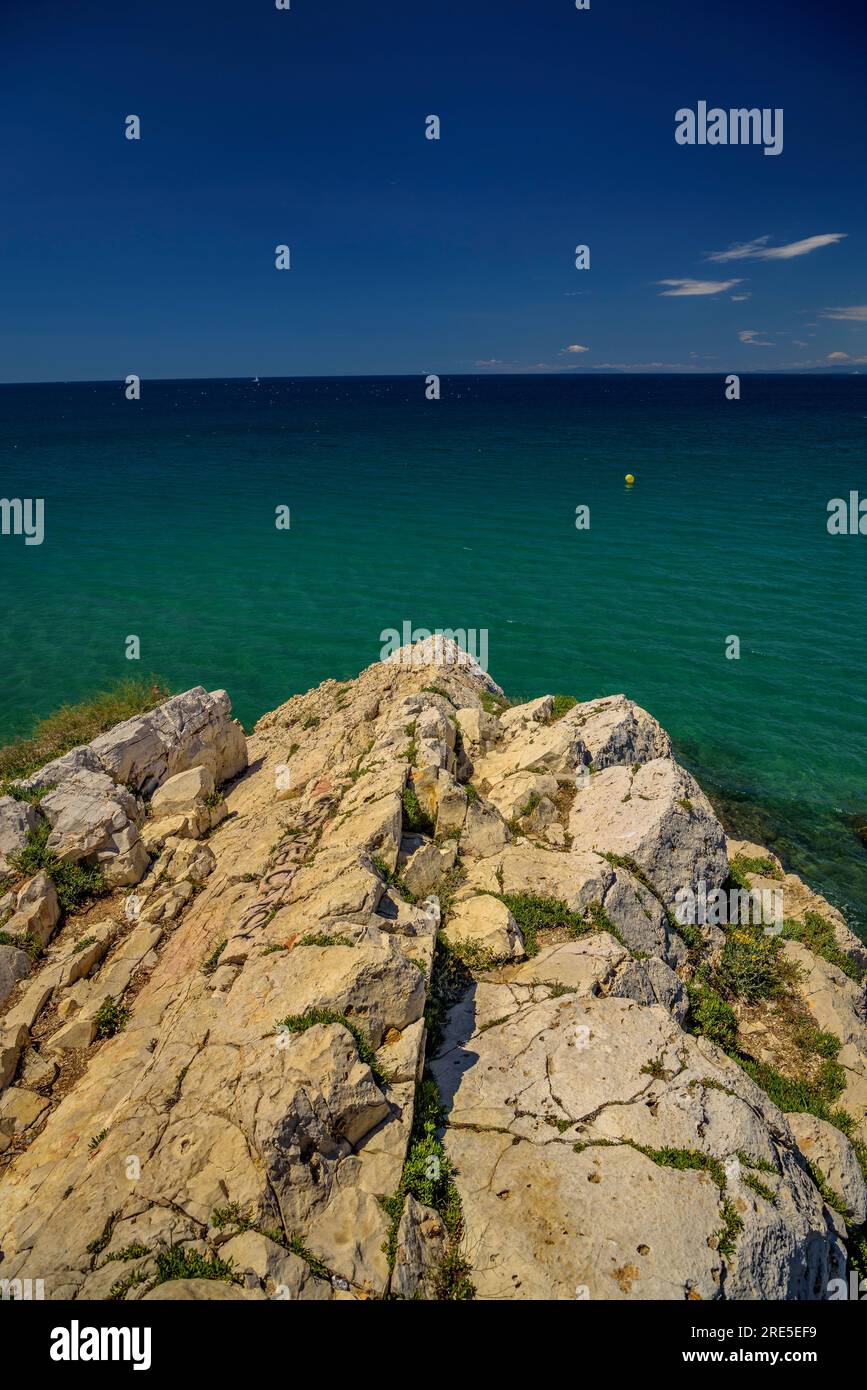 Vista sul Mar Mediterraneo e sulle rocce di Punta del Porroig a Salou, sulla costa della Costa Daurada (Tarragona, Catalogna, Spagna) Foto Stock