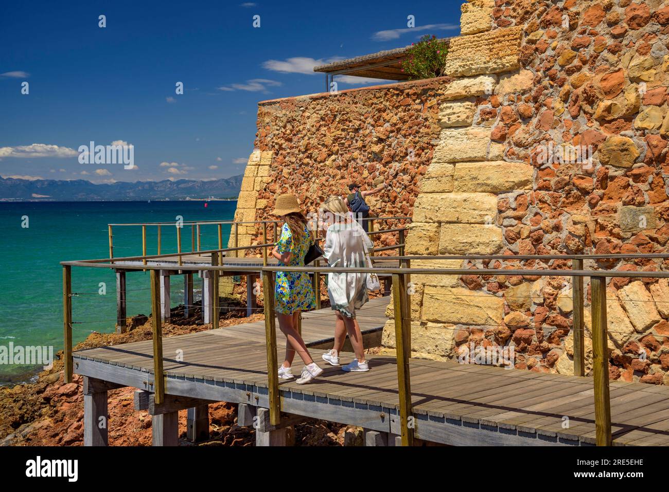 Passerella pedonale in legno del sentiero costiero di Salou che circonda il vecchio lazaretto del 1829 (Tarragona, Catalogna, Spagna). Es.: Pasarela de madera en Salou Foto Stock