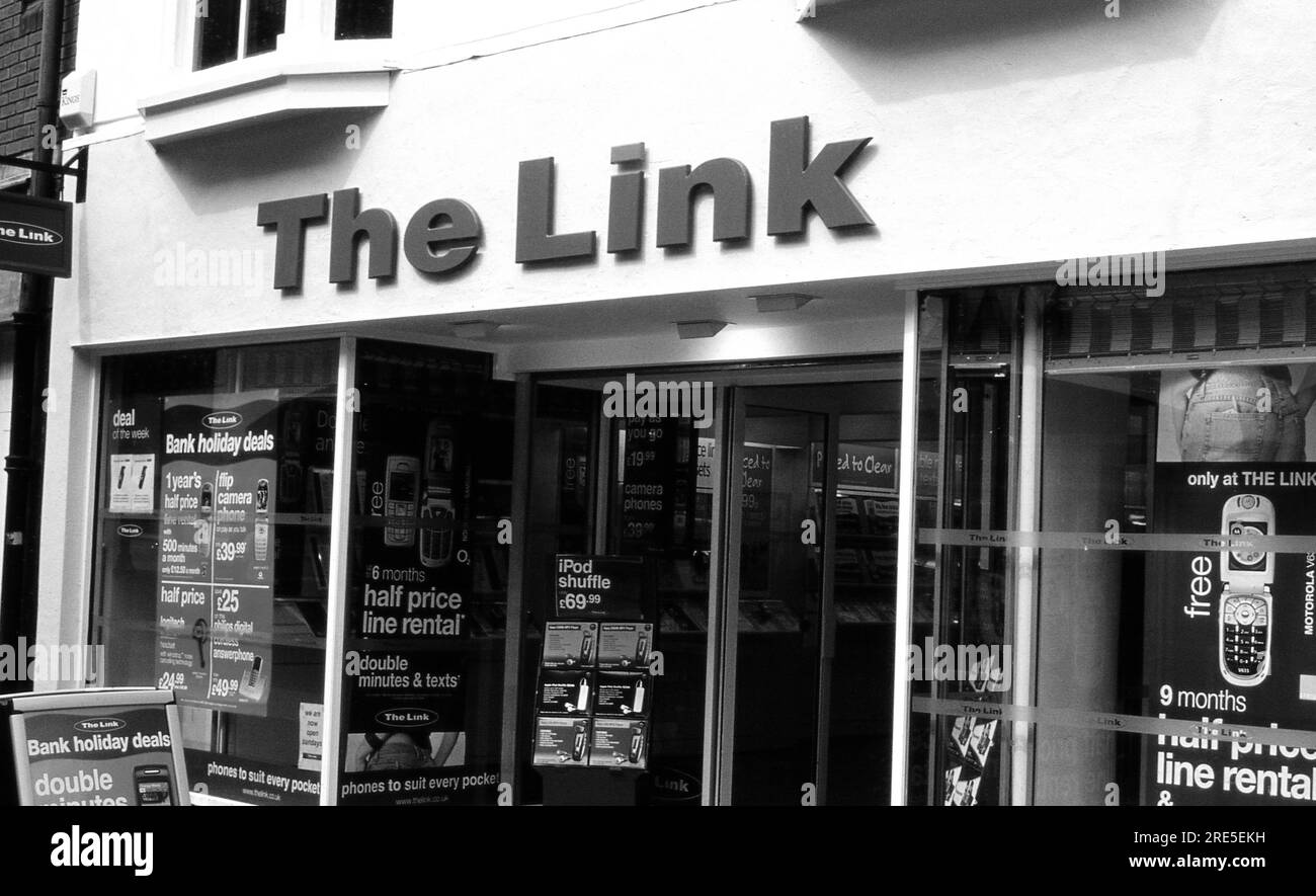 Cartellonistica all'esterno di una filiale della catena di telefoni cellulari Link ad Ashford nel Kent, Inghilterra, il 1° maggio 2005. Fondata nel 1994, i negozi sono stati rinominati negozi O2 nel 2006. Foto Stock