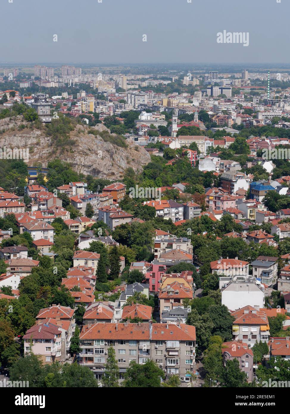 Vista dal monumento di Alyosha sulla collina Bunarjik sulla città di Plovdiv, Bulgaria. La città più antica d'Europa. 25 luglio 2023. Foto Stock