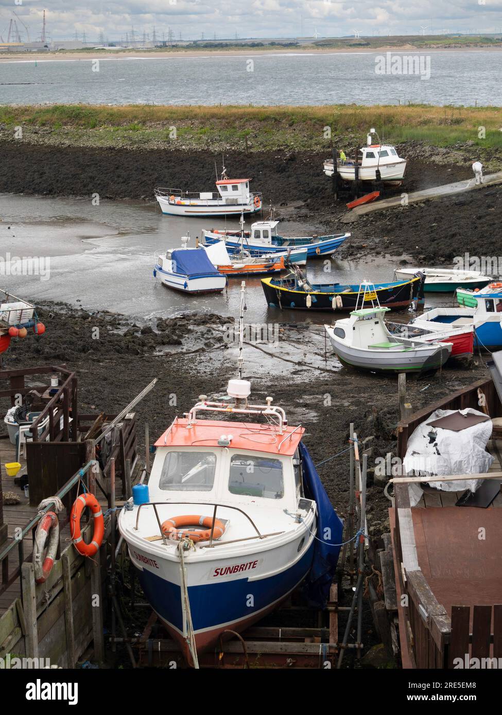La barca da pesca Sunbrite ha tirato su una passeruca per dipingere al porto di Teesmouth Paddy's Hole Foto Stock