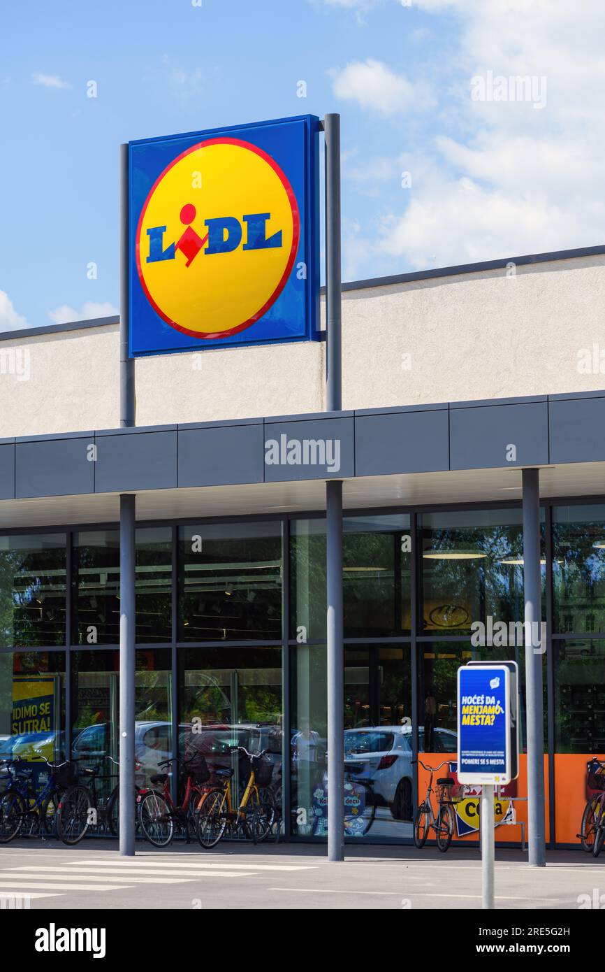Zrenjanin, Serbia - 29 giugno 2023: Logo del supermercato Lidl in Serbia. Lidl è una catena tedesca di supermercati a prezzi scontati. Foto Stock
